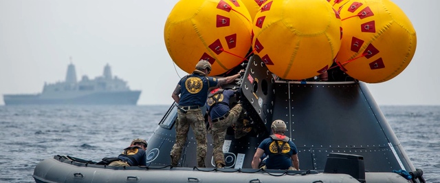 ВМС учится эвакуировать астронавтов: фото тренировки по приводнению