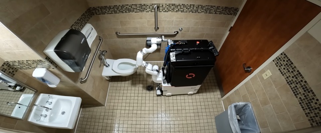 Посмотрите, как работает однорукий робот для уборки туалетов
