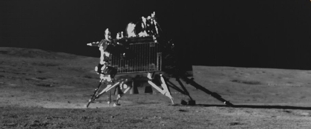 Индийский зонд исследует Луну: фото