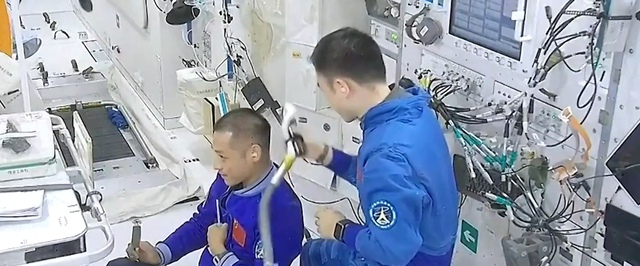 Китайские космонавты стригутся в космосе: видео