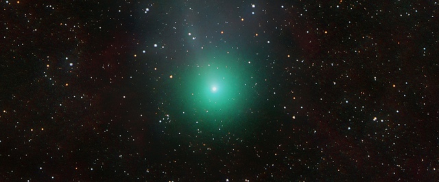 Зеленая комета и красная туманность: фото