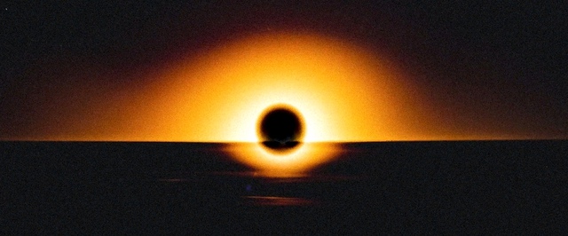 Галактика самой древней черной дыры похожа на кляксу: фото