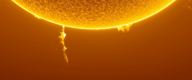 Выброс плазмы на южном полюсе Солнца: фото