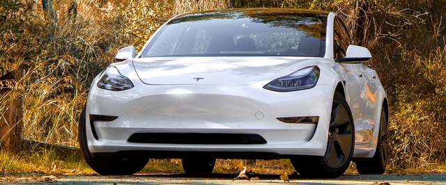 Tesla вдвое снизила цену подписки на свой автопилот после снижения продаж электромобилей