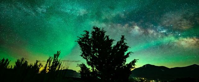 Посмотрите, как в Колорадо позеленело ночное небо — это не северное сияние