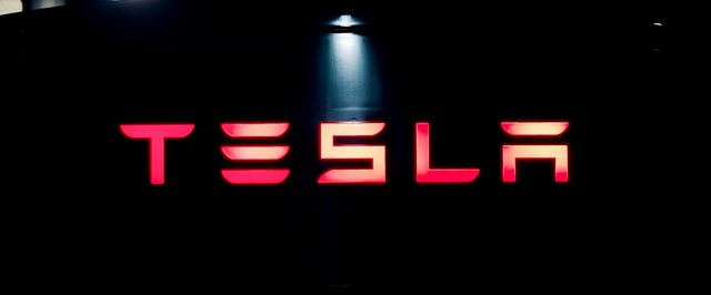 Годовые продажи Tesla сократились впервые в истории