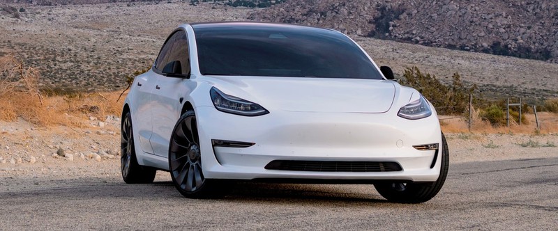 Автопилот подставил Tesla под поезд на железной дороге