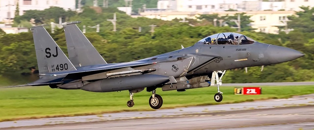 Фото: истребитель F-15 потерял колесо в полете, но все-таки приземлился