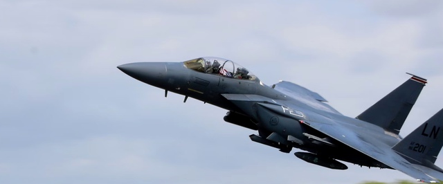 Видео: второй пилот F-15 случайно катапультировался на земле