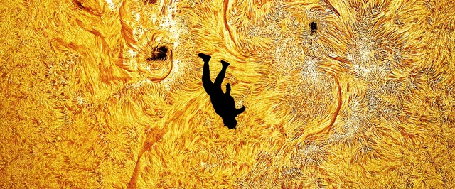 Фото: человек летит на фоне Солнца