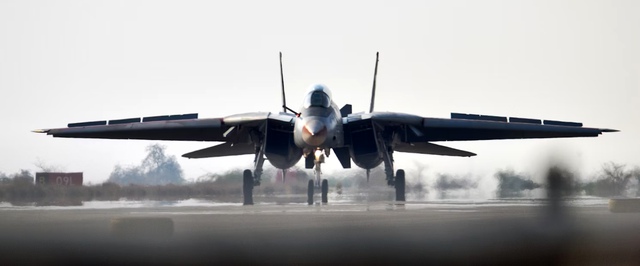 Первый микропроцессор был не у Intel, а у истребителя F-14