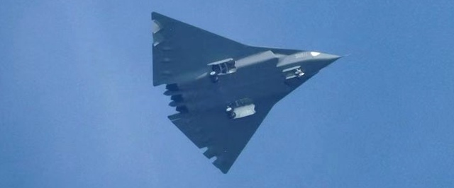 Истребитель 6 поколения нарисовал «бублики» в небе и показался в деталях