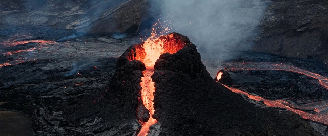 Вулкан, извергающийся впервые за 12000 лет, показали с орбиты