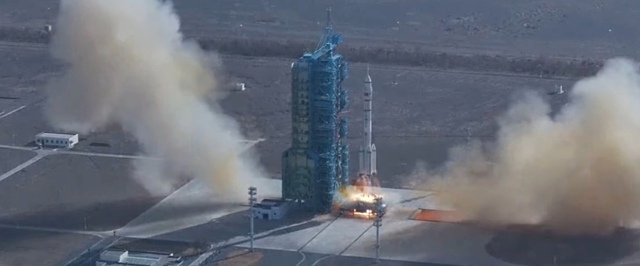 Китайским космонавтам, оставшимся на орбите без транспорта, отправили беспилотный корабль