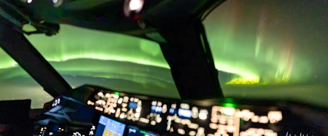 Фото: полярные сияния сняли с самолета и орбиты