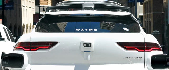 Роботакси все еще нужны люди-помощники — они закрывают двери