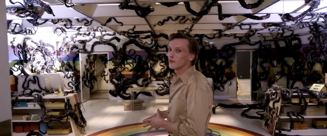 Векна провел экскурсию по декорациям «Очень странных дел»