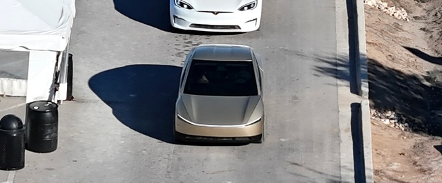 Прототипы Tesla Cybercab приехали в Техас — пока в пилотируемом варианте