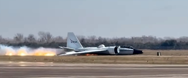 Видео: самолет NASA аварийно садится на пузо