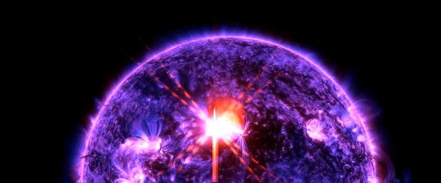 Мощную февральскую вспышку на Солнце показали в ультрафиолете