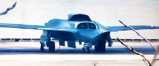 Истребитель 6 поколения J-36 засняли над городом на сверхмалой высоте