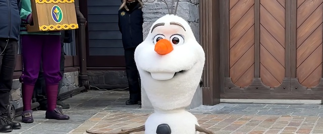 Диснеевский робот Олаф упал прямо перед зрителями и лишился носа