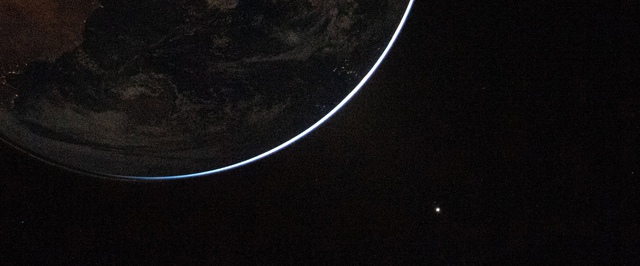 Фото: темная сторона Земли с высоты в десятки тысяч километров