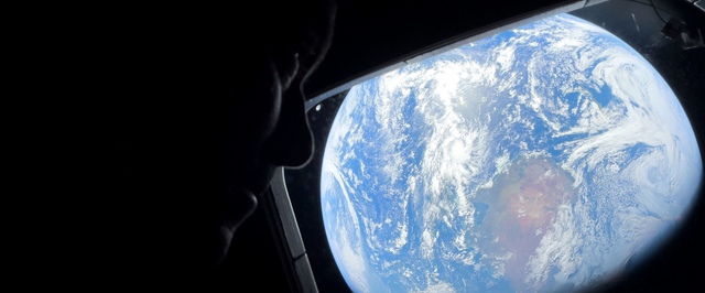 Экипаж «Артемиды-2» начал выкладывать фото, сделанные на iPhone 17 Pro Max — раньше смартфоны не брали в космос