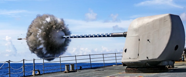 Военный корабль США впервые почти за 40 лет обстрелял другое судно из палубной артиллерии
