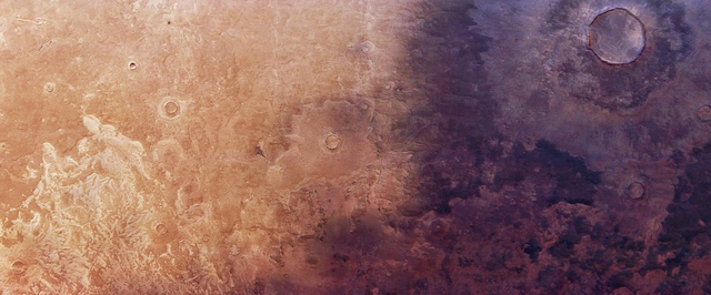 Фото: «битва света и тьмы» на поверхности Марса