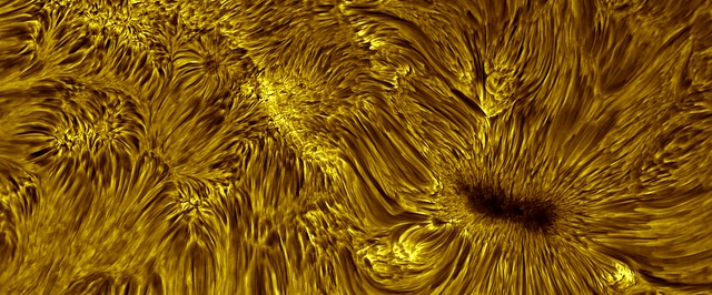 Фото: солнечное пятно в несколько раз больше Земли нацелилось на нашу планету