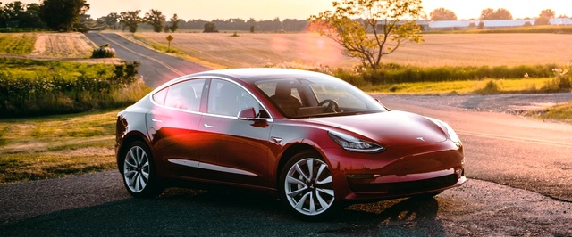 Tesla теперь требует объяснять каждый перехват управления у автопилота