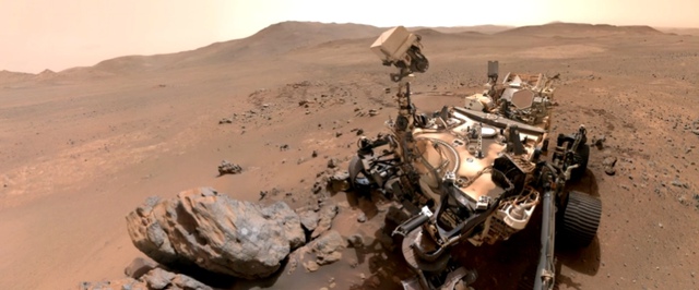 Фото: марсоход Curiosity опять пробил колесо