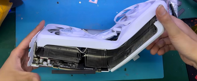 Согнутая пополам GeForce RTX 5060 Ti пережила аварию и продолжила работать