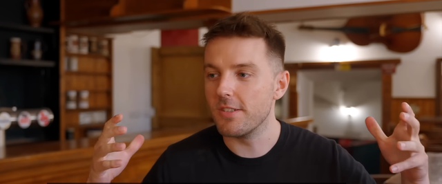 Люк Дейл — Ян Птачек из Kingdom Come — открывает таверну в Праге