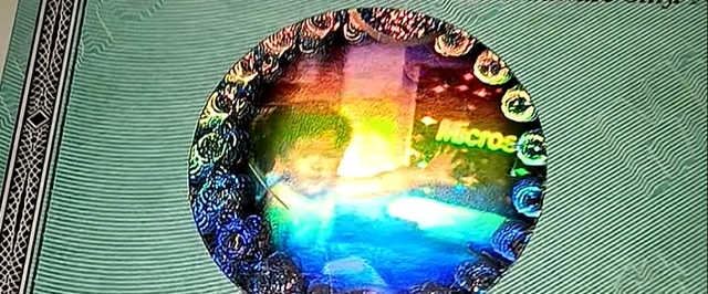 Голограмма Windows 95 с ребенка вызвала претензии властей и стала редкостью