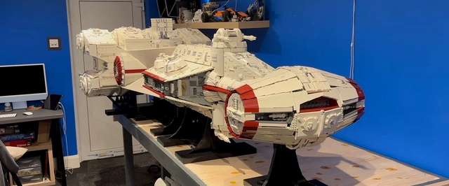 Фанат LEGO построил 3-метровый корабль из «Звездных войн» — на одни двигатели ушло 25 кг деталей