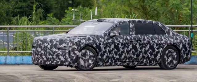 «Китайский Rolls-Royce» готовится к премьере в ноябре: первые машины уже заметили на автовозах