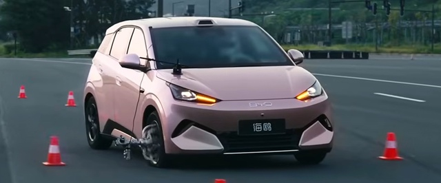 Электромобилю BYD взорвали колесо на скорости за сотню — посмотреть, что будет